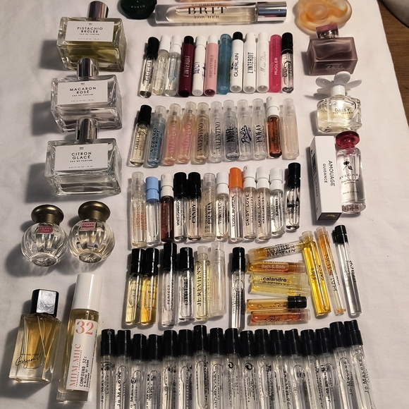 Assorted Perfume Sample Collection - Picture 2 of 5